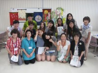 写真：日本語講師と記念撮影