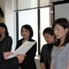 写真：文化国際課長から委嘱状を受け取るサポーター