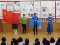 中国の子ども向け民族衣装。子どもたちから「かわいい～」と声があがりました
