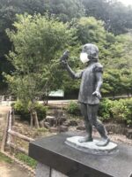 日本を旅行中に見つけた銅像。誰かがマスクをしていました！