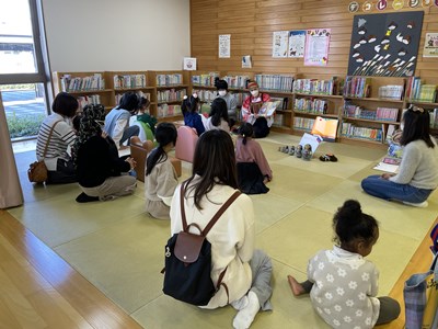 世界の絵本でおはなし会　浜田市立中央図書館