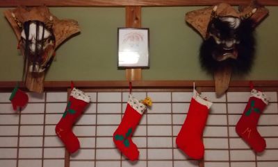 レネーさんの家のクリスマス。石見神楽の面の下にクリスマスソックスがぶらさがっています！