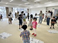 フィリピンのあそび♪新聞ダンス